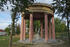 Hebetempel - In einem Kreis aus Säulen steht die Zinn-Skulptur der griechischen Göttin Hebe