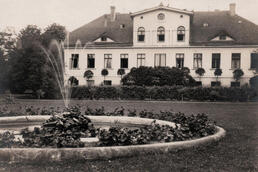 Gutshaus Bassow um 1930; aus der Sammlung A. Kobsch, Stralsund
