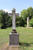Grabkreuz von Barner, im Hintergrund ein Obelisk