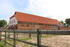 Reitplatz und Pferdestall