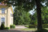 Blick über die Terrasse in den Park Schloss Hasenwinkel