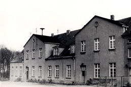 Gutshaus Neuhof während der DDR-Zeit 1975 aus der Sammlung A. Kobsch, Stralsund