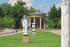Im Park Neustrelitz, im Hintergrund der Hebetempel