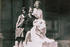 Kindermädchen posieren vor der Loggia, 1930er-Jahre; aus der Sammlung S. Zimmermann